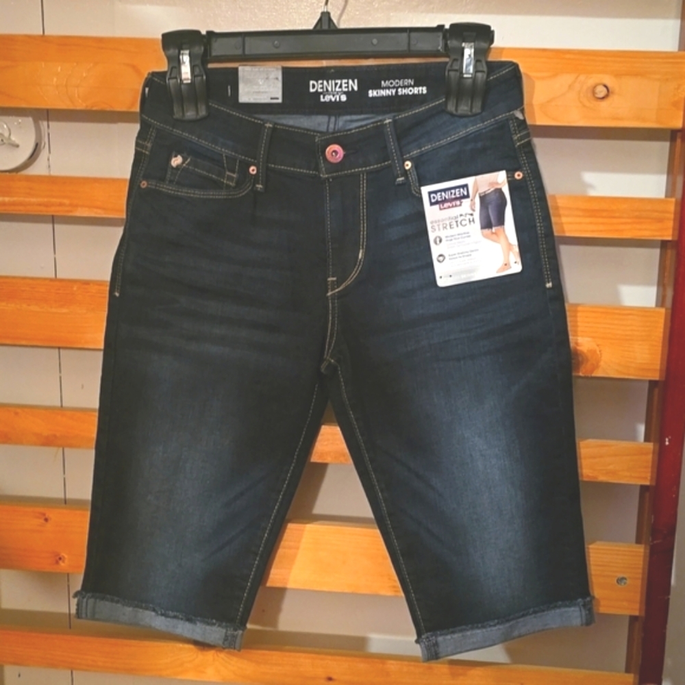 NWT Levi Modern Skinny Bermuda Shorts Size 2/3